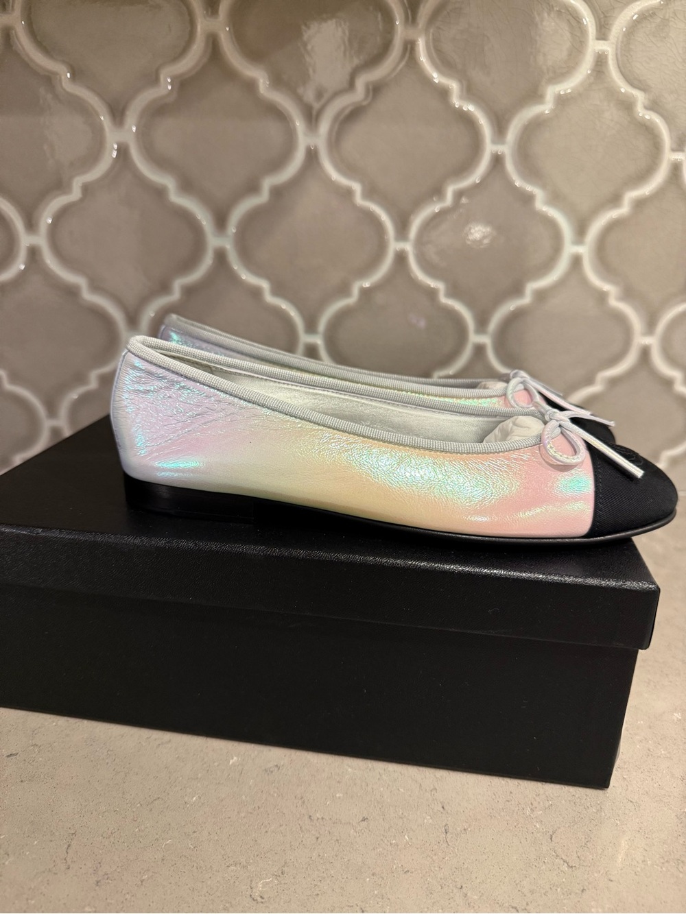BNWT Chanel 26K Laminated Crinkled Leather Lt Silver/Blk Ballet Flat Size 37